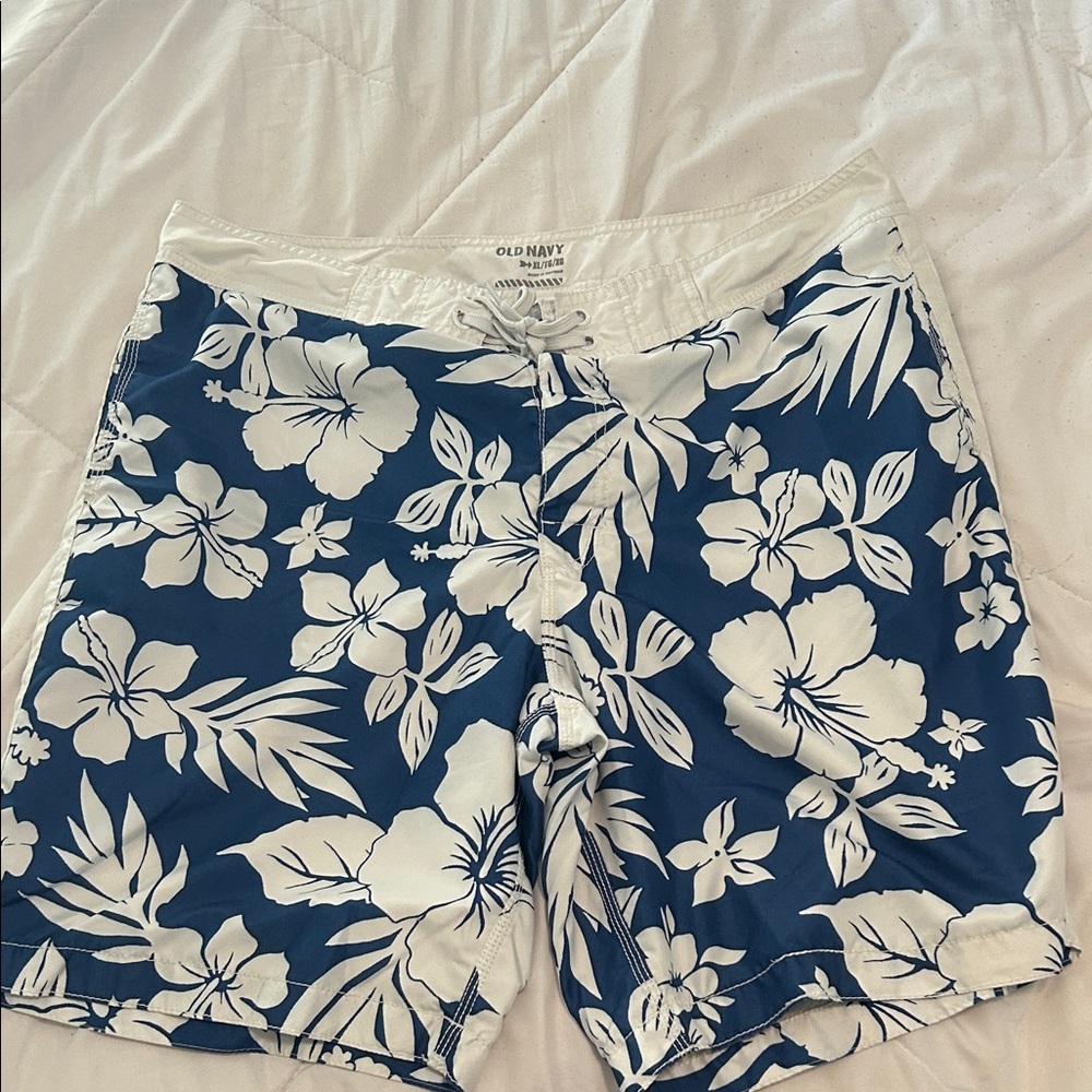 Old Navy Women's Navy Floral Bermudas